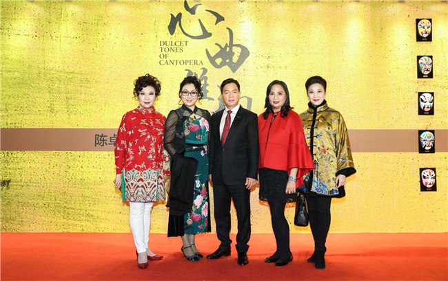 从左至右：中国戏剧梅花奖得主曾慧，国家一级演员陈韵红，陈卓林陆倩芳伉俪，广东省戏剧家协会第十届副主席蒋文端